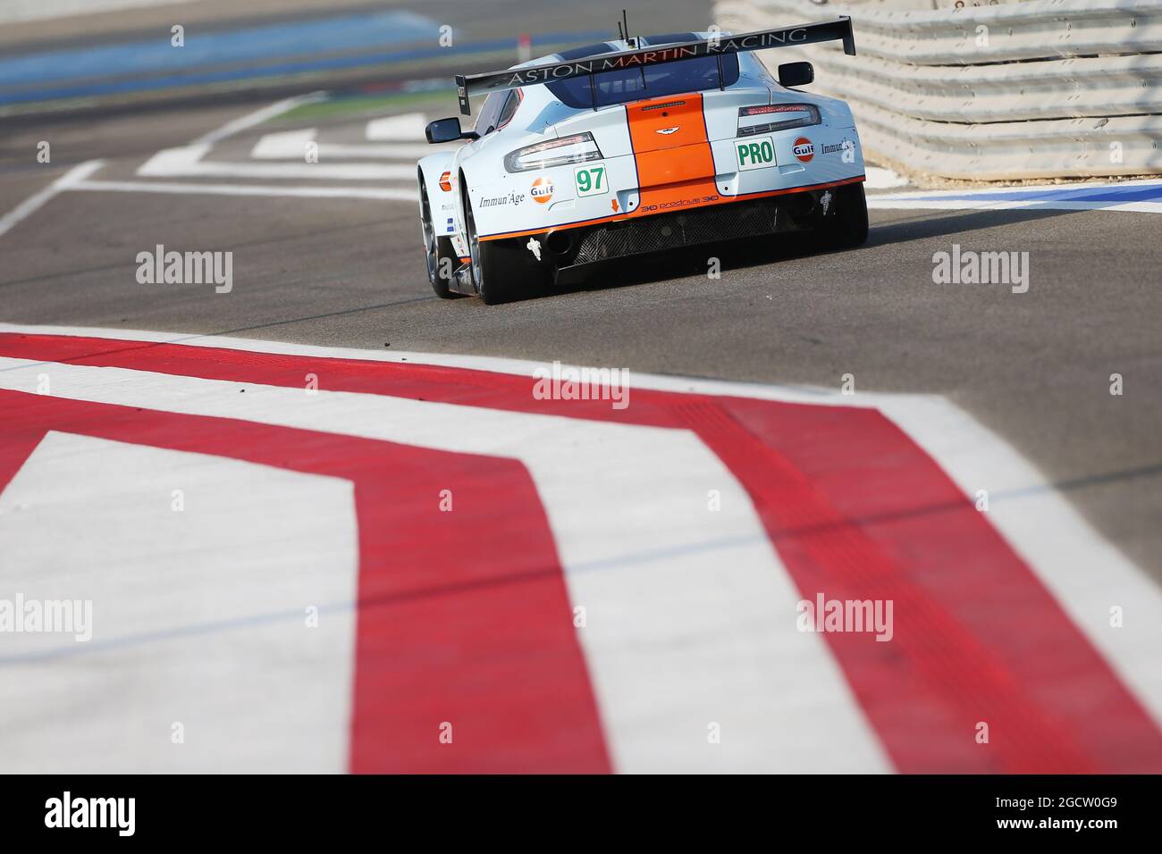 Darren Turner (GBR) / Stefan Muecke (GER) #97 Aston Martin Vantage V8. FIA-Langstrecken-Weltmeisterschaft, Runde 7, Donnerstag, 13. November 2014. Sakhir, Bahrain. Stockfoto