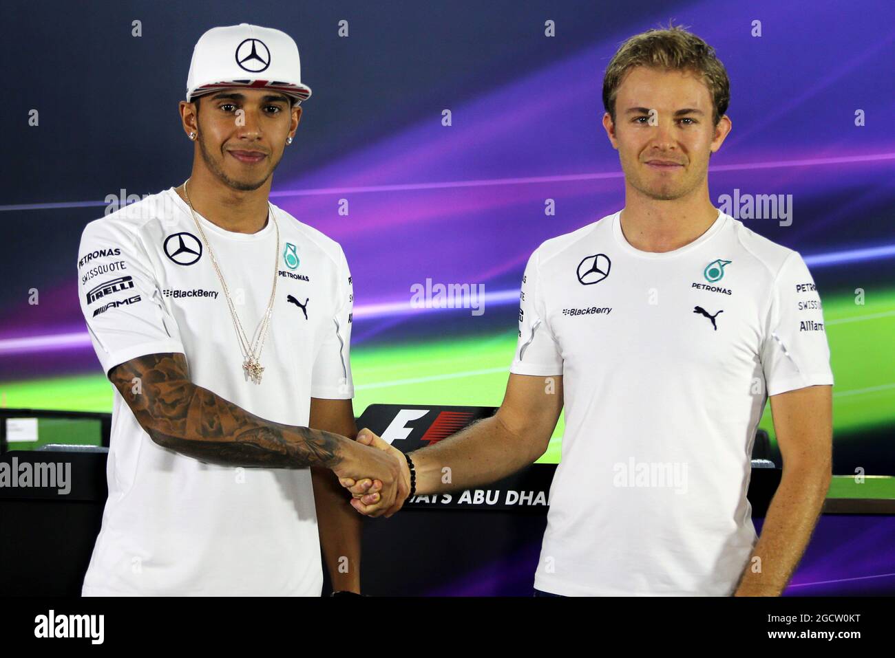 (L bis R): Lewis Hamilton (GBR) Mercedes AMG F1 mit Teamkollege und WM-Mitstreiter Nico Rosberg (GER) Mercedes AMG F1 bei der FIA-Pressekonferenz. Abu Dhabi Grand Prix, Donnerstag, 20. November 2014. Yas Marina Circuit, Abu Dhabi, VAE. Stockfoto