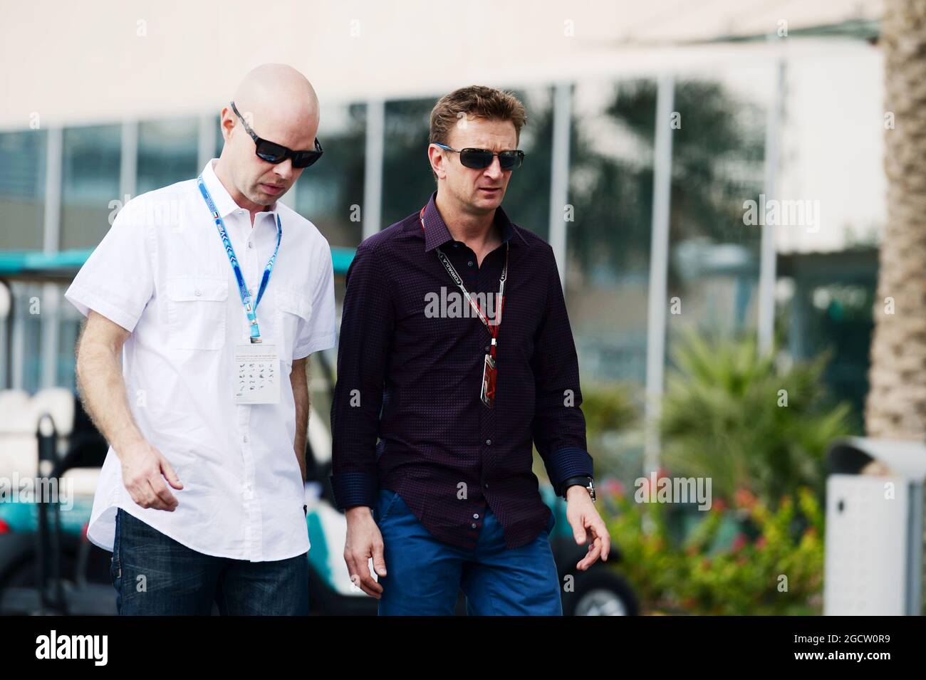 (L bis R): Jan Magnussen (DEN) mit Allan McNish (GBR) BBC F1-Moderator. Abu Dhabi Grand Prix, Freitag, 21. November 2014. Yas Marina Circuit, Abu Dhabi, VAE. Stockfoto