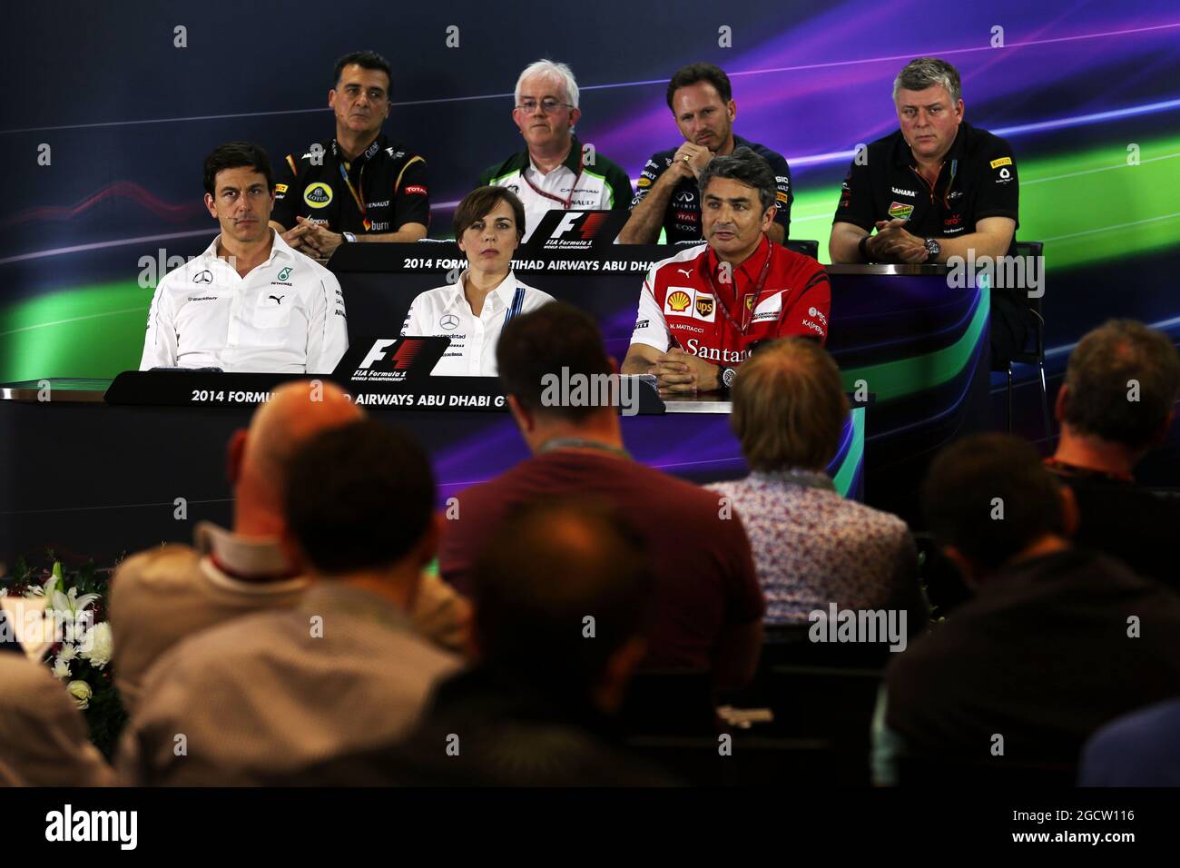 Die FIA-Pressekonferenz (von hinten (L bis R): Federico Gastaldi (ARG) Lotus F1 Team Deputy Team Principal; Finbarr O'Connell, Caterham F1 Team Administrator; Christian Horner (GBR) Red Bull Racing Team Principal; Otmar Szafnauer (USA) Sahara Force India F1 Chief Operated Officer; Toto Wolff (GER) Mercedes AMG F1 Aktionär und Executive Director; Claire Williams (GBR) Williams Deputy Team Principal; Marco Mattiacci (ITA) Ferrari Team Principal. Abu Dhabi Grand Prix, Freitag, 21. November 2014. Yas Marina Circuit, Abu Dhabi, VAE. Stockfoto