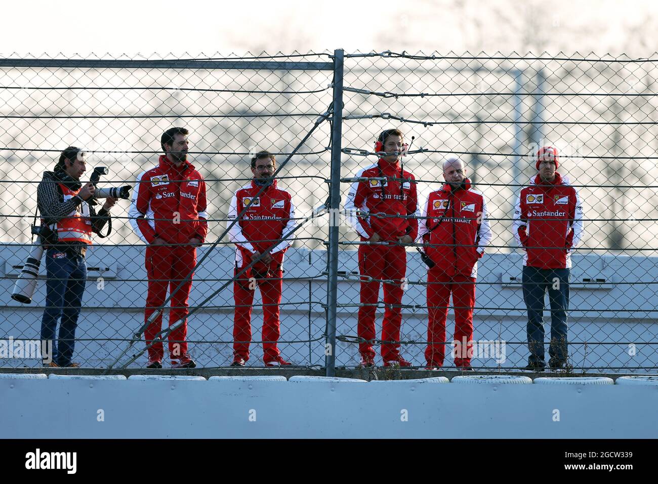 Sebastian Vettel (GER) Ferrari (rechts) beobachtet die Action mit Mitgliedern des Teams. Formel-1-Tests, Tag 2, Freitag, 20. Februar 2015. Barcelona, Spanien. Stockfoto