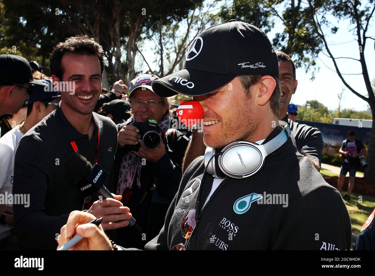 Nico Rosberg (GER) Mercedes AMG F1 signiert Autogramme für die Fans mit roter Nase für Comic Relief. Großer Preis von Australien, Freitag, 13. März 2015. Albert Park, Melbourne, Australien. Stockfoto