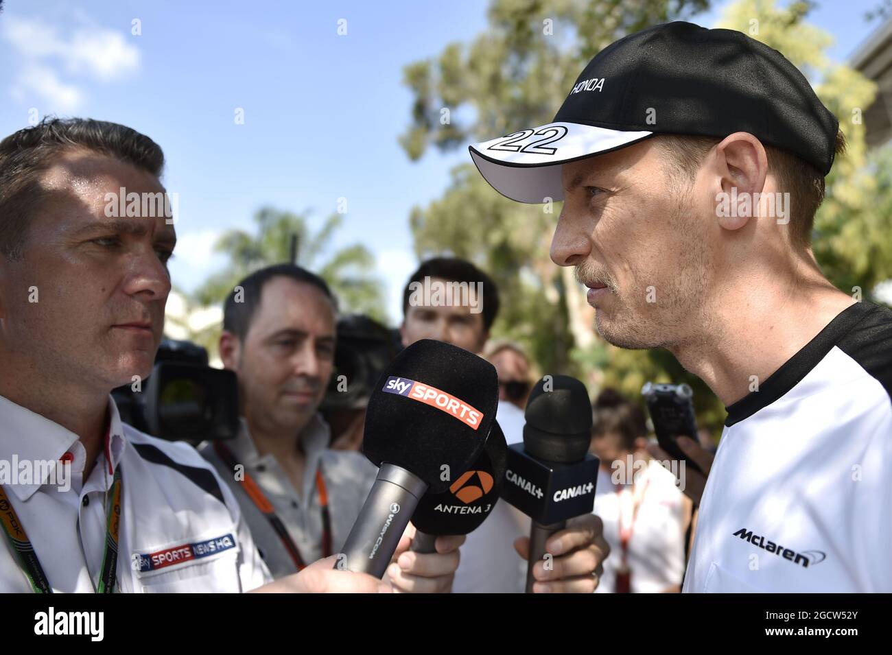 Jenson Button (GBR) McLaren mit Craig Slater (GBR) Sky F1 Reporter. Großer Preis von Malaysia, Donnerstag, 26. März 2015. Sepang, Kuala Lumpur, Malaysia. Stockfoto