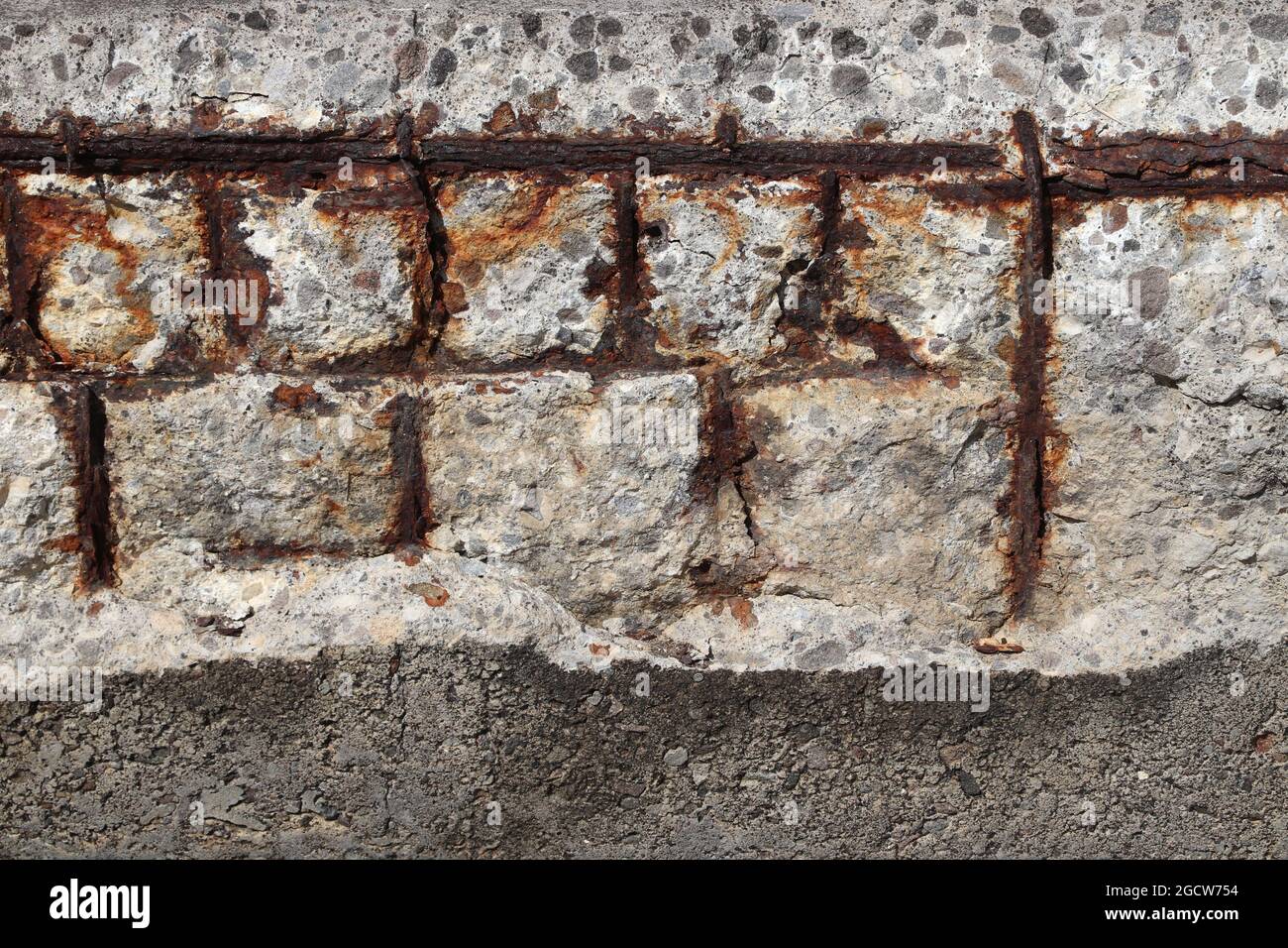 Abplatzungsschäden in Stahlbeton bei feuchter salzhaltiger Meeresluft. Problem in der Karibik und Florida: Rost kann Betonschäden zurückhalten. Stockfoto