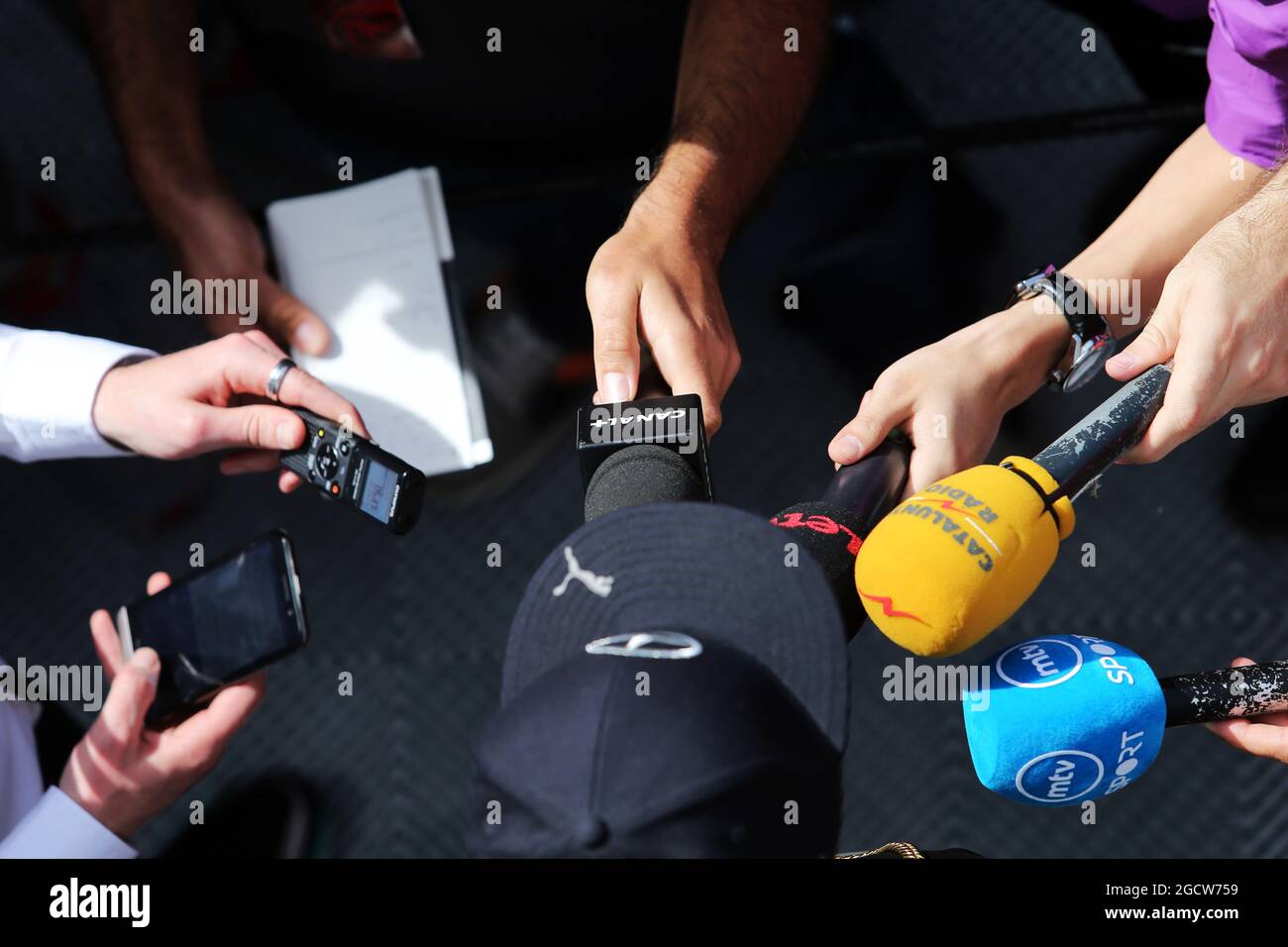 Lewis Hamilton (GBR) Mercedes AMG F1 mit will Buxton (GBR) NBS Sports Network TV Presenter und den Medien. Großer Preis von Spanien, Donnerstag, 7. Mai 2015. Barcelona, Spanien. Stockfoto