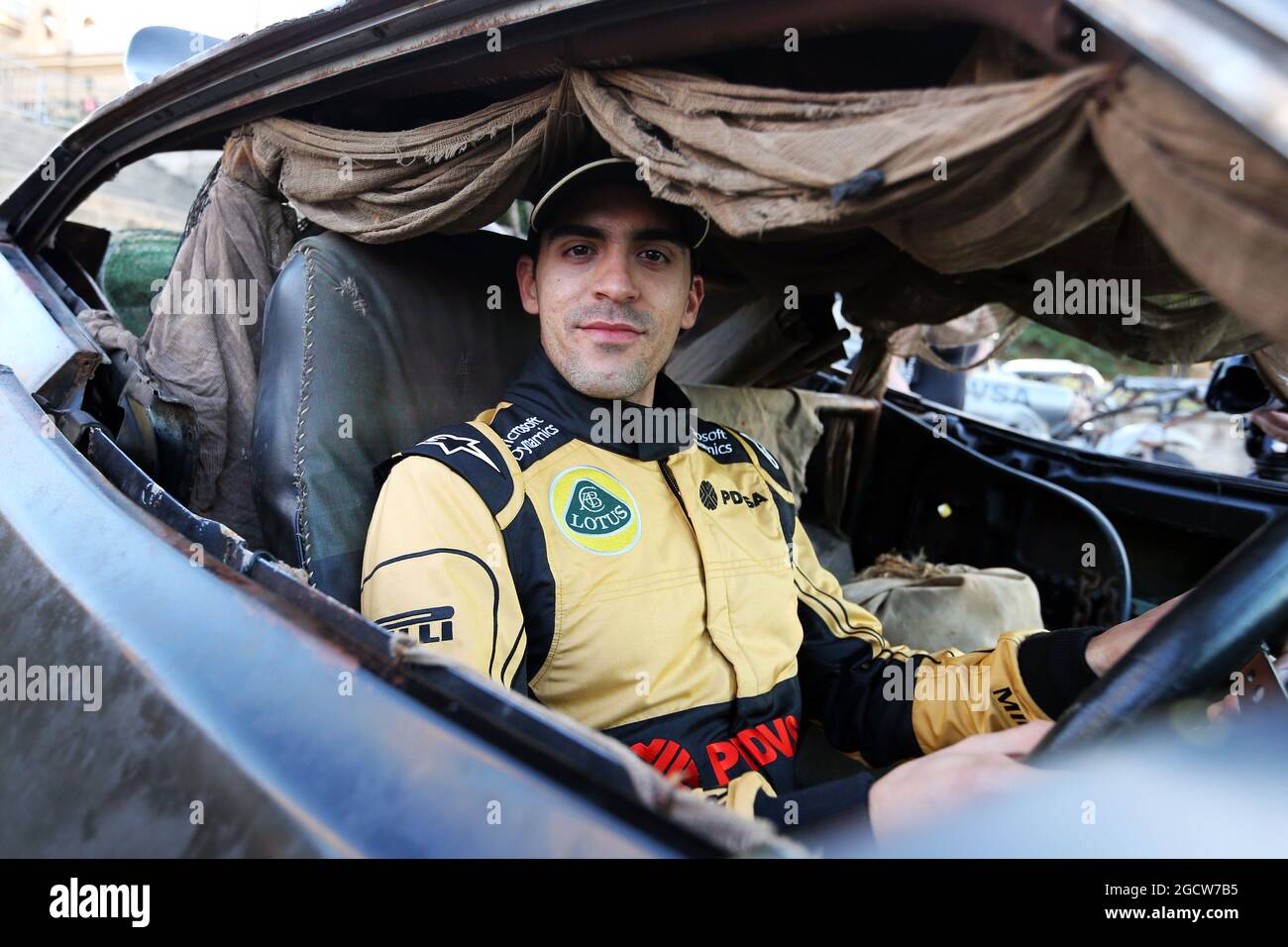 Pastor Maldonado (EHRW.) Lotus F1 Team mit speziellen Rennen Overalls, um den Film Mad Max: Fury Road zu promoten. Großer Preis von Spanien, Freitag, 8. Mai 2015. Barcelona, Spanien. Stockfoto