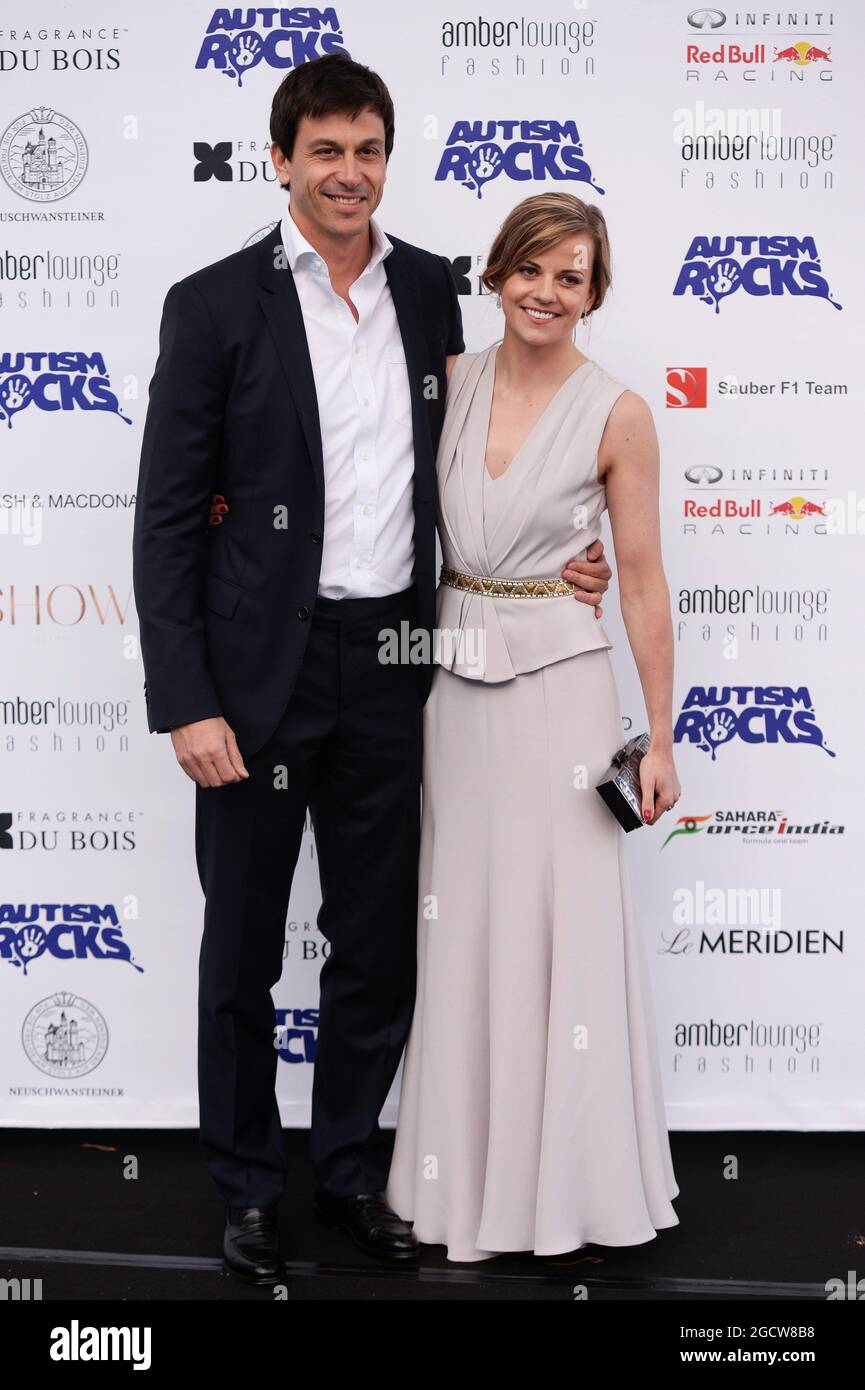 Toto Wolff (GER) Mercedes AMG F1 Aktionär und Executive Director mit seiner Frau Susie Wolff (GBR) Williams Development Driver auf der Amber Lounge Fashion Show. Großer Preis von Monaco, Freitag, 22. Mai 2015. Monte Carlo, Monaco. Stockfoto