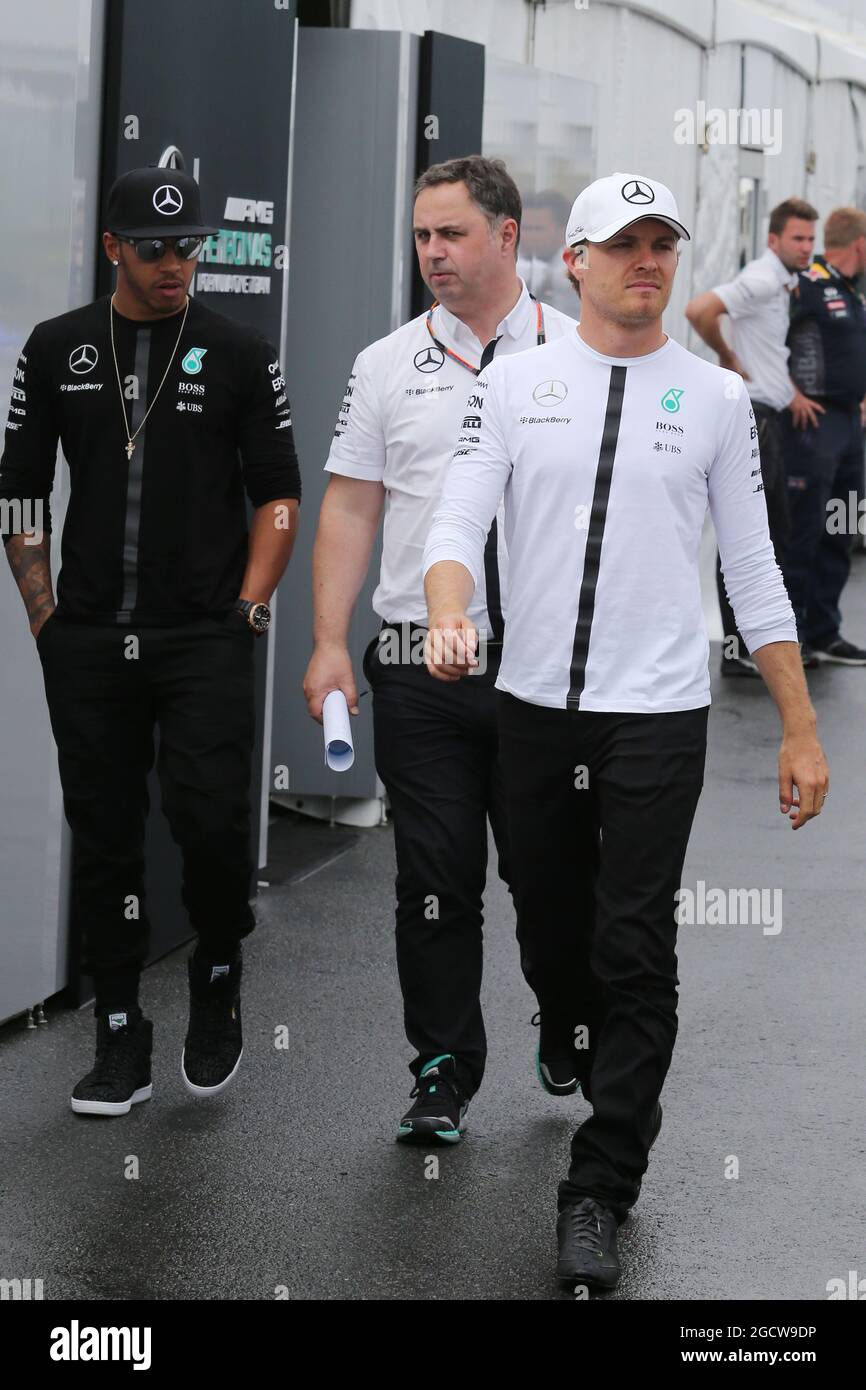 (L bis R): Lewis Hamilton (GBR) Mercedes AMG F1 mit Ron Meadows (GBR) Mercedes GP Team Manager und Nico Rosberg (GER) Mercedes AMG F1. Großer Preis von Kanada, Freitag, 5. Juni 2015. Montreal, Kanada. Stockfoto