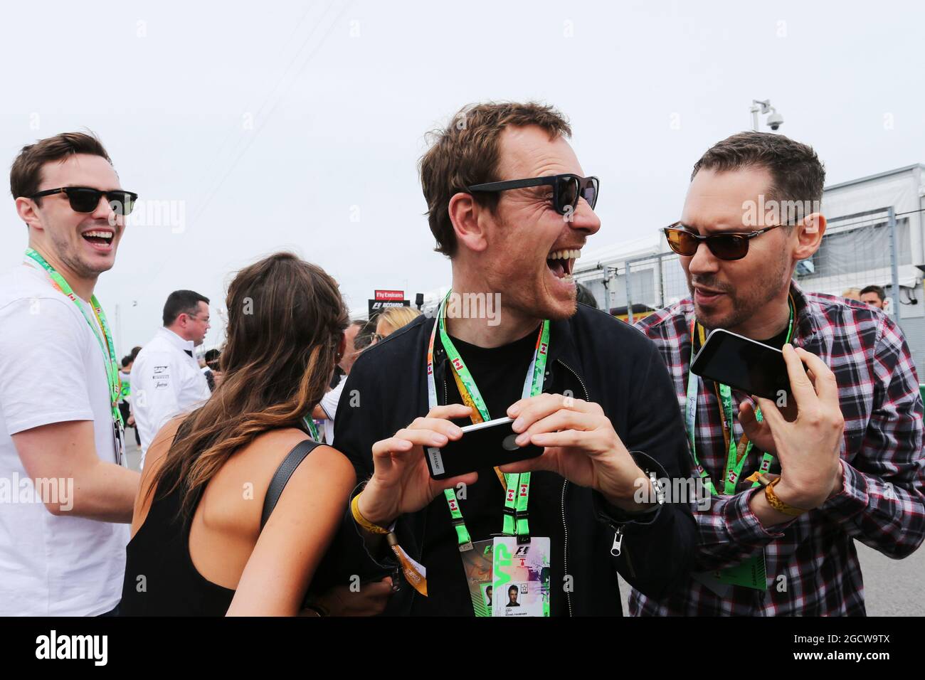 Michael Fassbender (IRE) Schauspieler (Mitte) mit Bryan Singer (GBR) Filmregisseur (rechts) und Nichola Hoult (GBR) (links) Schauspieler am Raster. Großer Preis von Kanada, Sonntag, 7. Juni 2015. Montreal, Kanada. Stockfoto