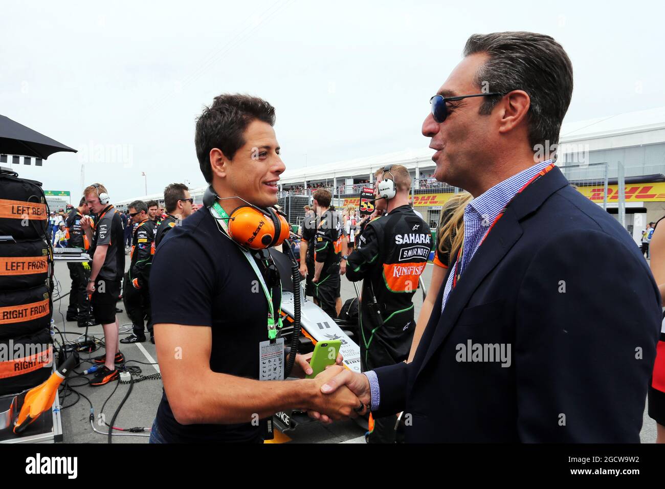 Javier Hernandez (MEX) Manchester Utd Fußballspieler am Start mit Carlos Slim DOMiT (MEX), dem Vorsitzenden von America Movil, und dem Sahara Force India F1 Team. Großer Preis von Kanada, Sonntag, 7. Juni 2015. Montreal, Kanada. Stockfoto