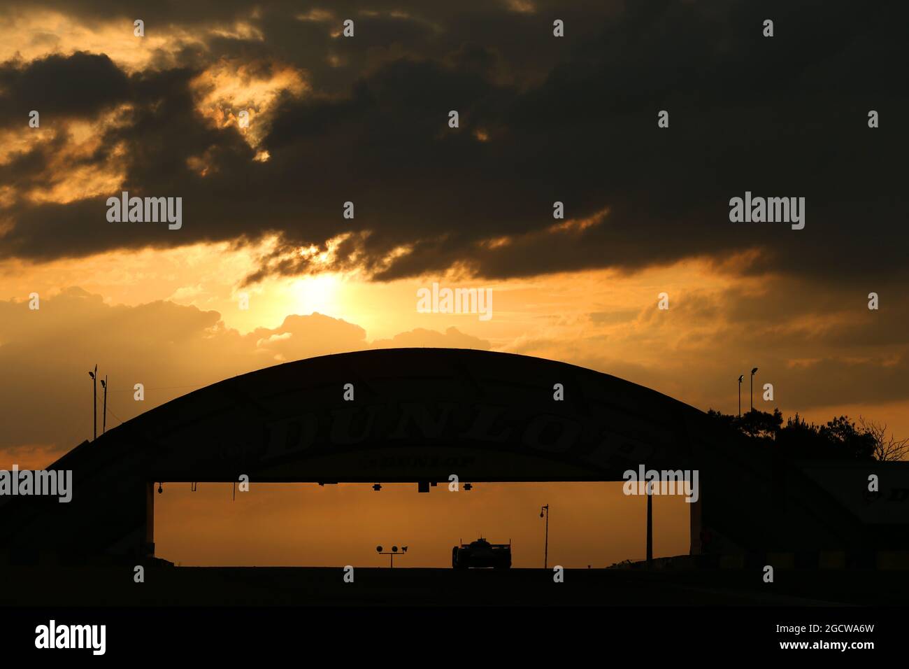 Bei schwachem Licht. FIA-Langstrecken-Weltmeisterschaft, 24 Stunden von Le Mans - Rennen, Sonntag, 14. Juni 2015. Le Mans, Frankreich. Stockfoto