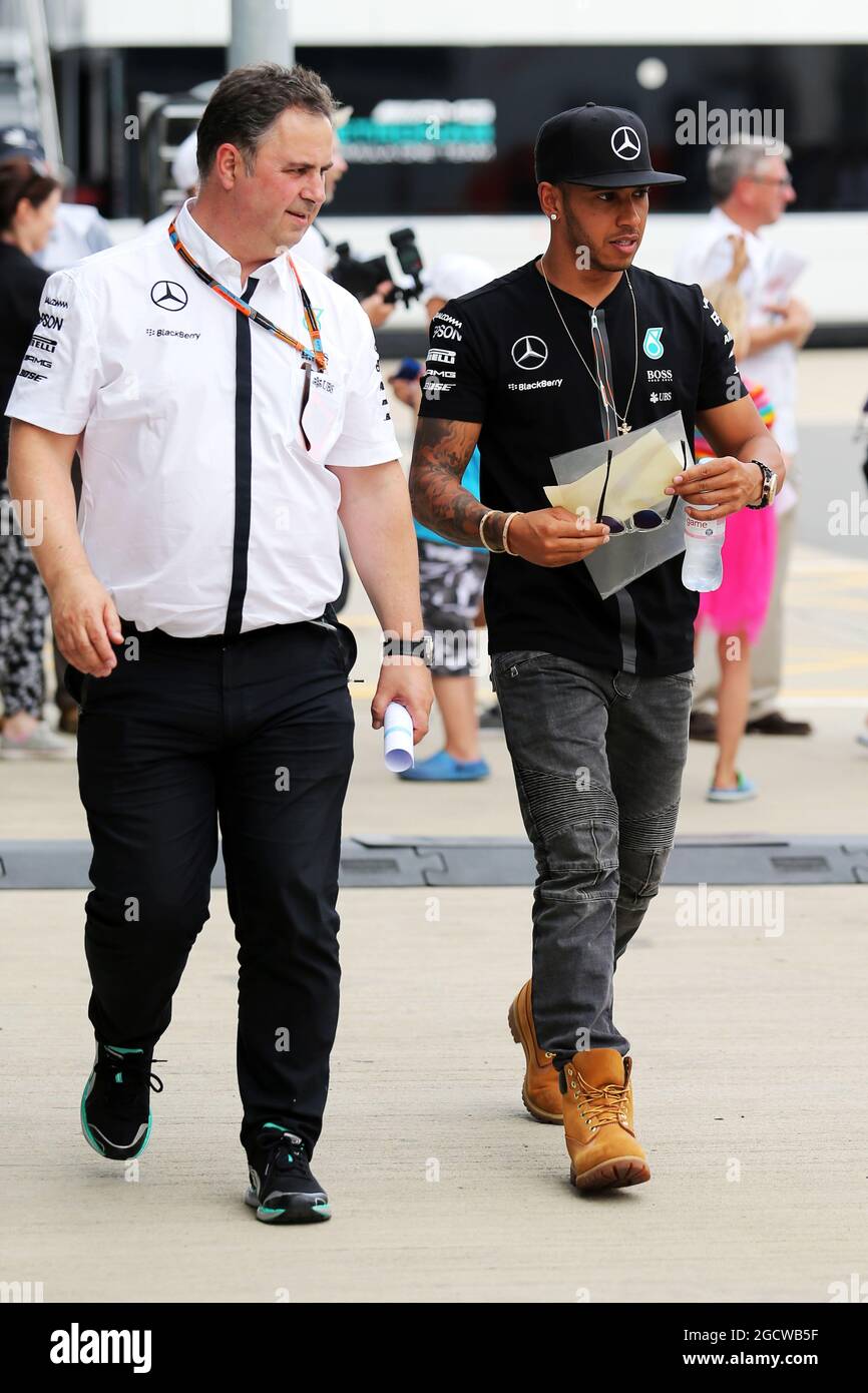 Lewis Hamilton (GBR) Mercedes AMG F1 mit Ron Meadows (GBR) Mercedes GP Team Manager. Großer Preis von Großbritannien, Freitag, 3. Juli 2015. Silverstone, England. Stockfoto