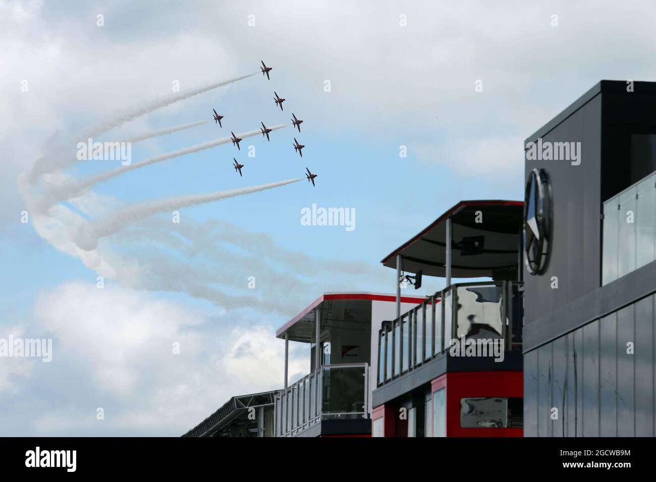 Die roten Pfeile fliegen über das Fahrerlager. Großer Preis von Großbritannien, Samstag, 4. Juli 2015. Silverstone, England. Stockfoto
