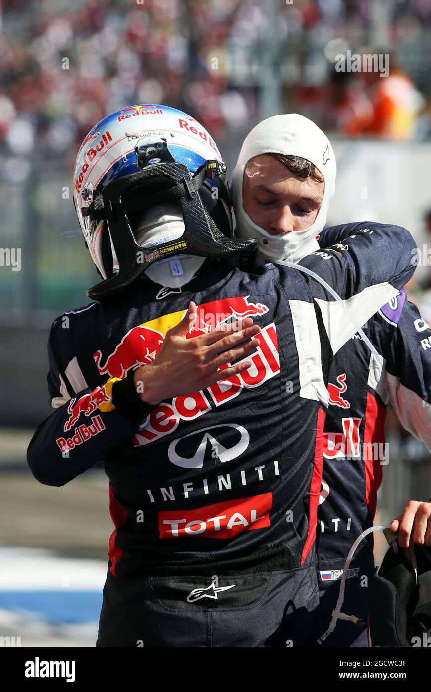 (L bis R): Daniel Ricciardo (AUS) Red Bull Racing und Daniil Kvyat (RUS) Red Bull Racing feiern in Parc Ferme. Großer Preis von Ungarn, Sonntag, 26. Juli 2015. Budapest, Ungarn. Stockfoto