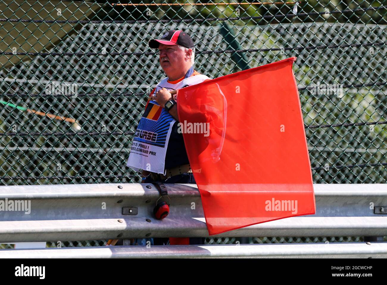 Ein Marschall mit einer roten Flagge. Großer Preis von Belgien, Samstag, 22. August 2015. Spa-Francorchamps, Belgien. Stockfoto