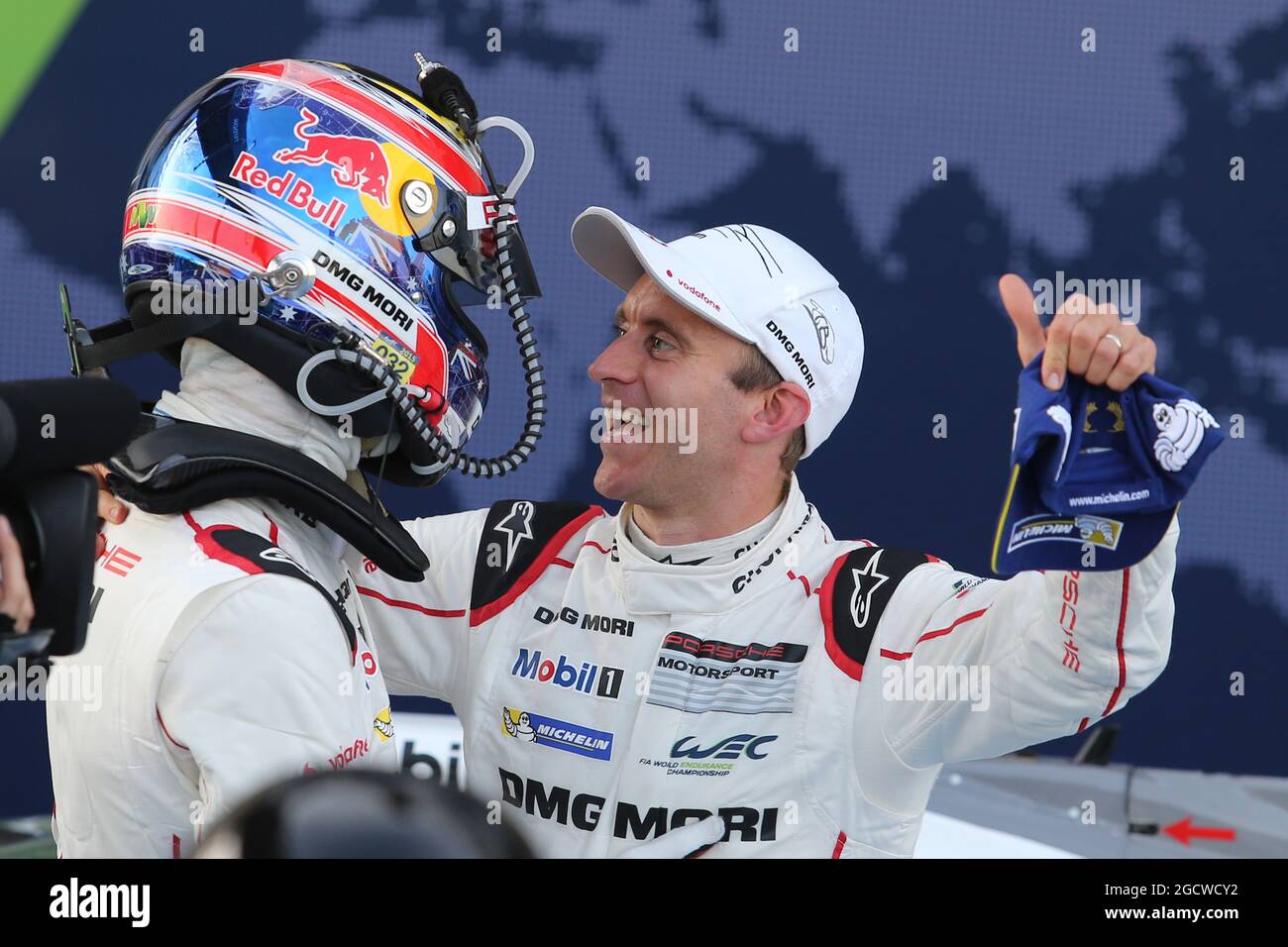 (L bis R): Mark Webber (AUS) und Timo Bernhard (GER) #17 Porsche Team Porsche 919 Hybrid, feiern im Parc Ferme. FIA-Langstrecken-Weltmeisterschaft, Runde 4, Sonntag, 30. August 2015. Nürburgring, Deutschland. Stockfoto