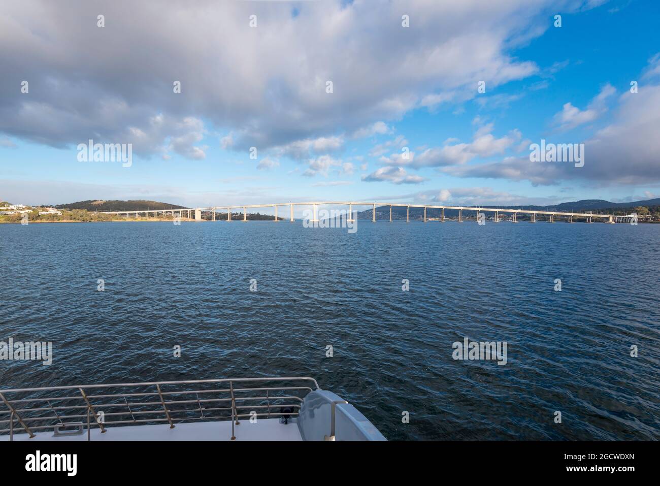 Der 1964 gebaute Spannbetonträger Tasman Bridge überquert 1,396 Meter (4,580 Fuß) über den Derwent River in Hobart, Tasmanien, Australien Stockfoto