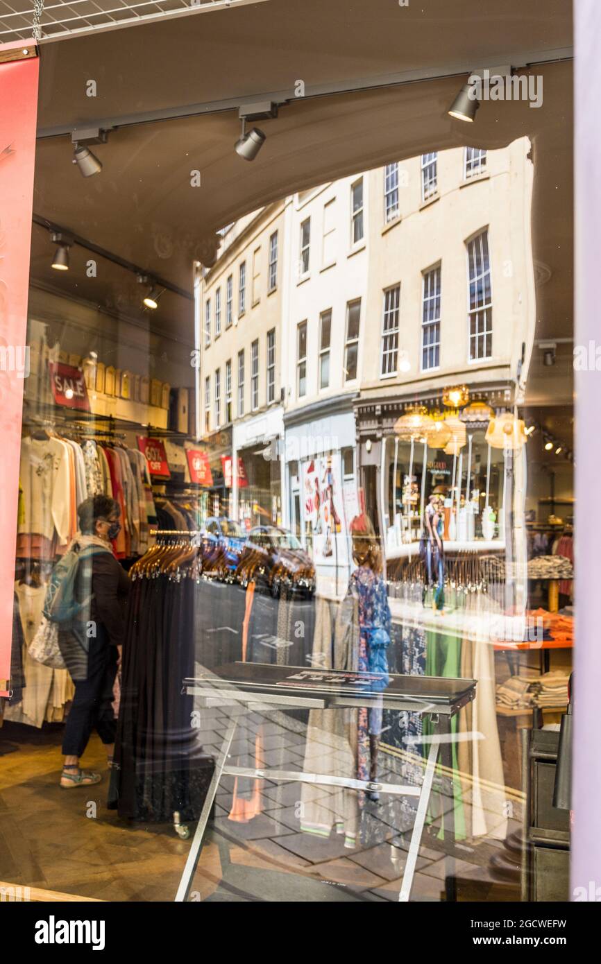 New Bond Street, Bath Spa, Somerset, England, Großbritannien. Reflexionen im Schaufenster. Stockfoto