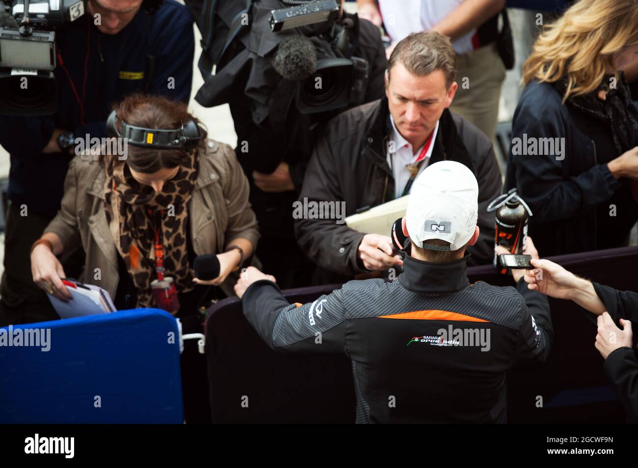 Nico Hulkenberg (GER) Sahara Force India F1 mit Craig Slater (GBR) Sky F1 Reporter. Großer Preis von Russland, Samstag, 10. Oktober 2015. Sotschi Autodrom, Sotschi, Russland. Stockfoto