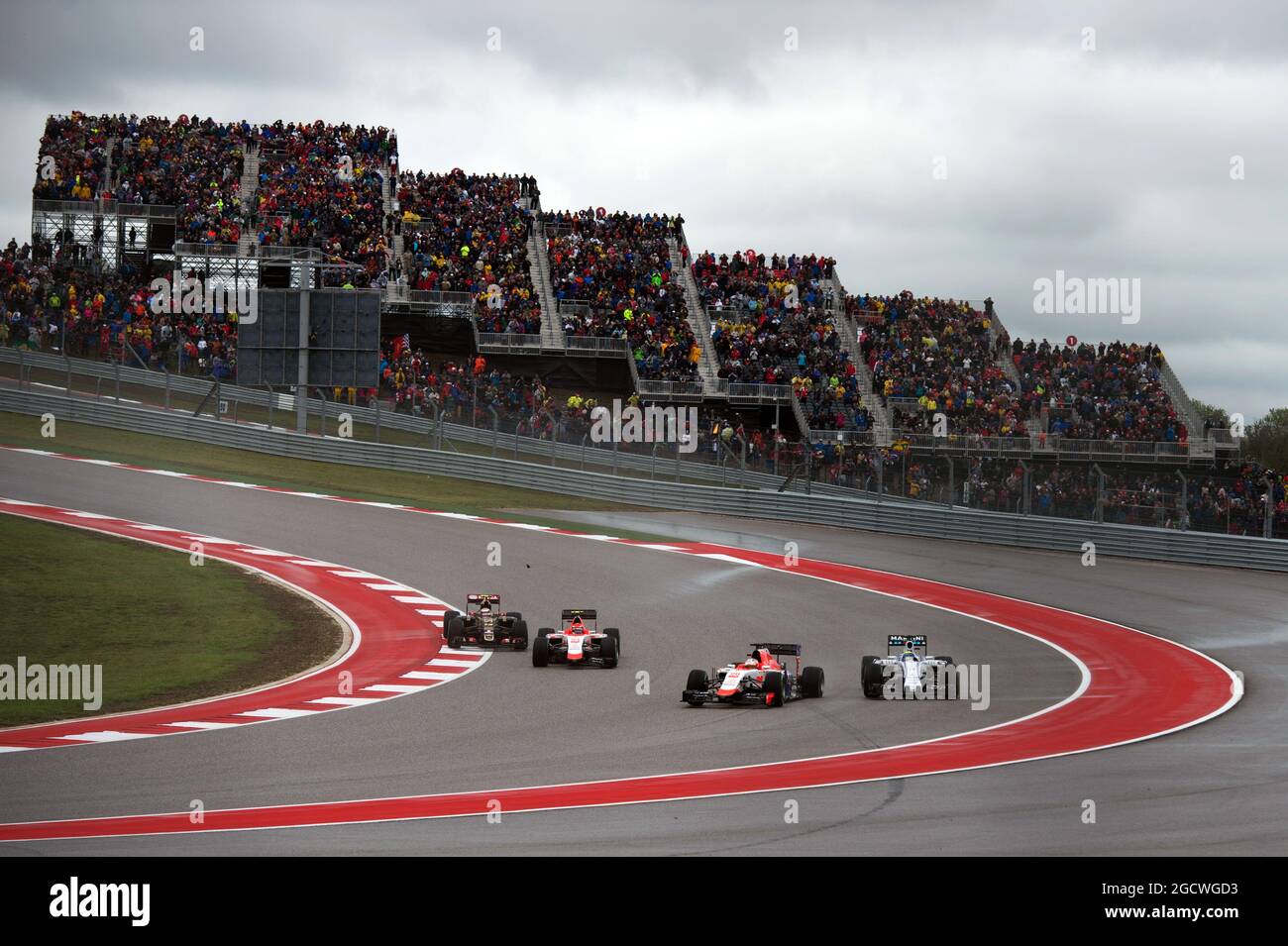 Will Stevens (GBR) Manor Marussia F1 Team führt Felide Massa (BRA) Williams FW37 Alexander Rossi (USA) Manor Marussia F1 Team und Romain Grosjean (FRA) Lotus F1 E23 an. Großer Preis der Vereinigten Staaten, Sonntag, 25. November 2015. Circuit of the Americas, Austin, Texas, USA. Stockfoto