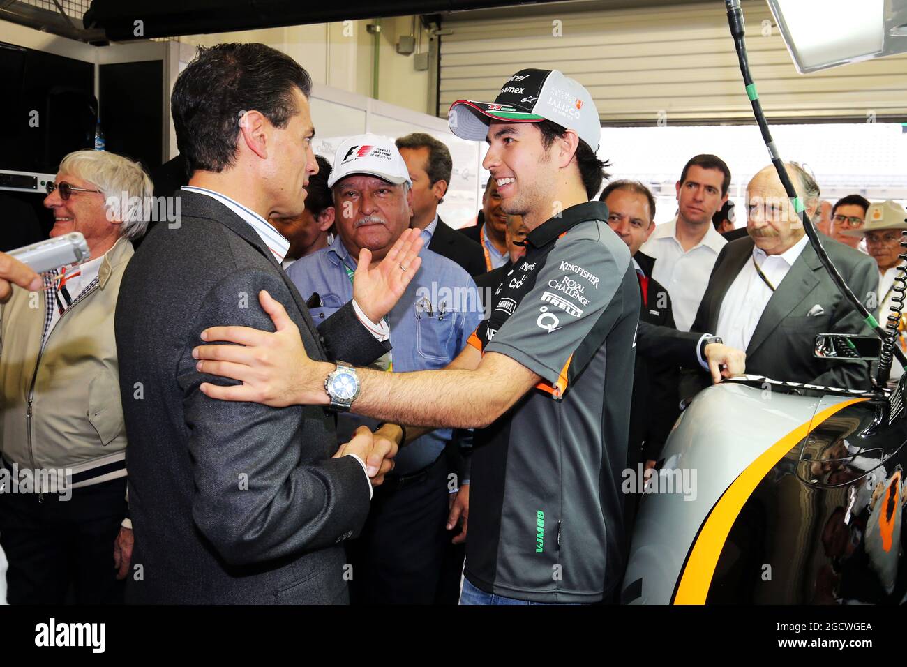 Sergio Perez (MEX) Sahara Force India F1 (rechts) trifft den mexikanischen Präsidenten Enrique Pena Nieto (MEX). Großer Preis von Mexiko, Donnerstag, 29. Oktober 2015. Mexiko-Stadt, Mexiko. Stockfoto