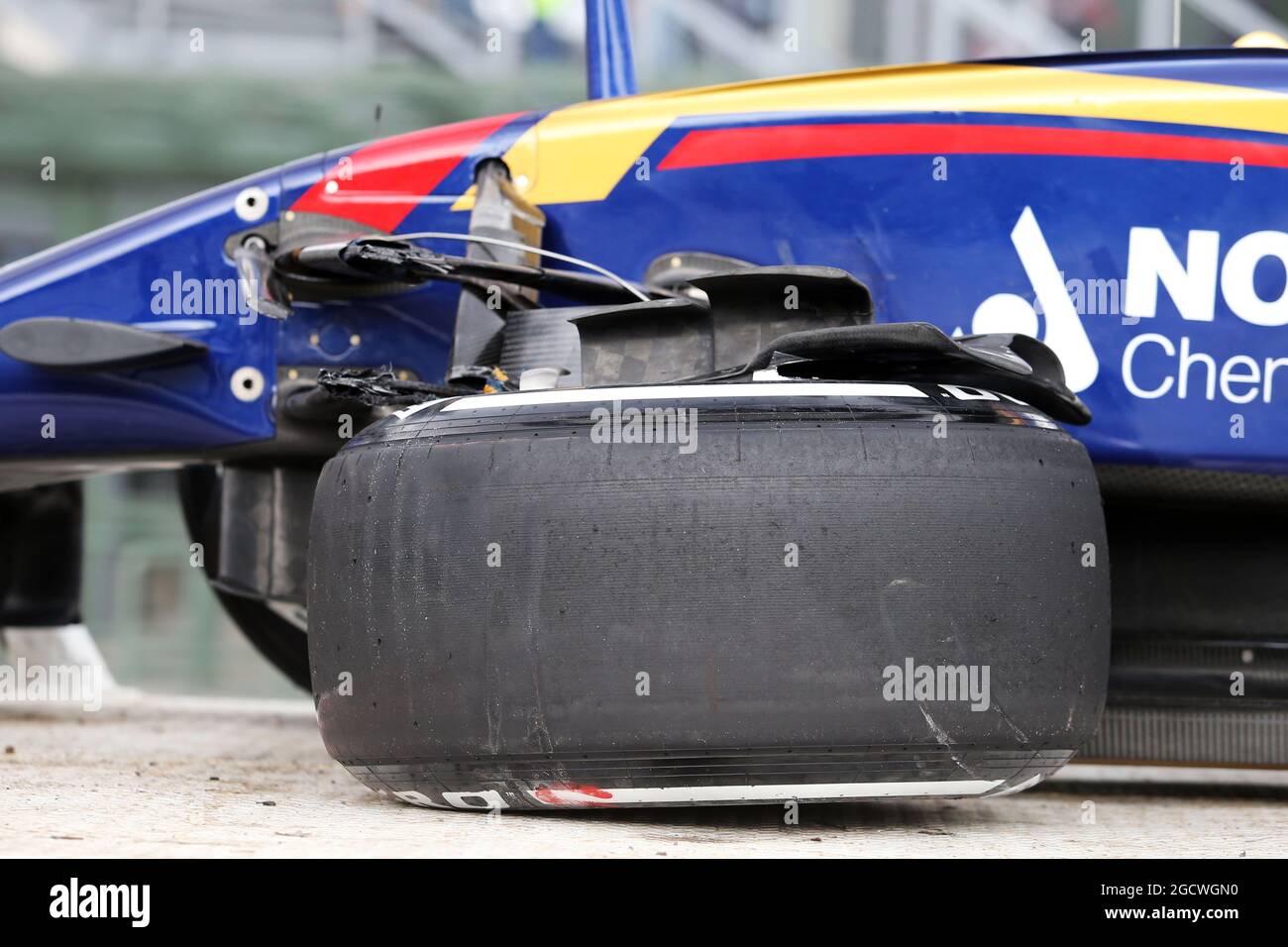 Die beschädigte Scuderia Toro Rosso STR10 von Max Verstappen (NLD) Scuderia Toro Rosso, die im zweiten Training abgestürzt ist. Großer Preis von Mexiko, Freitag, 30. Oktober 2015. Mexiko-Stadt, Mexiko. Stockfoto