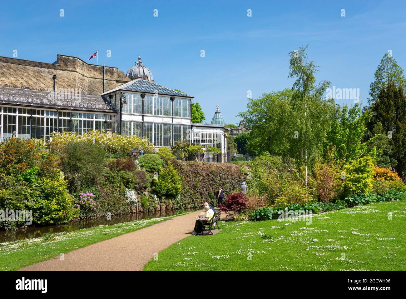 Der öffentliche Park Pavilion Gardens, Buxton, Derbyshire, England an einem sonnigen Tag im Frühsommer. Stockfoto