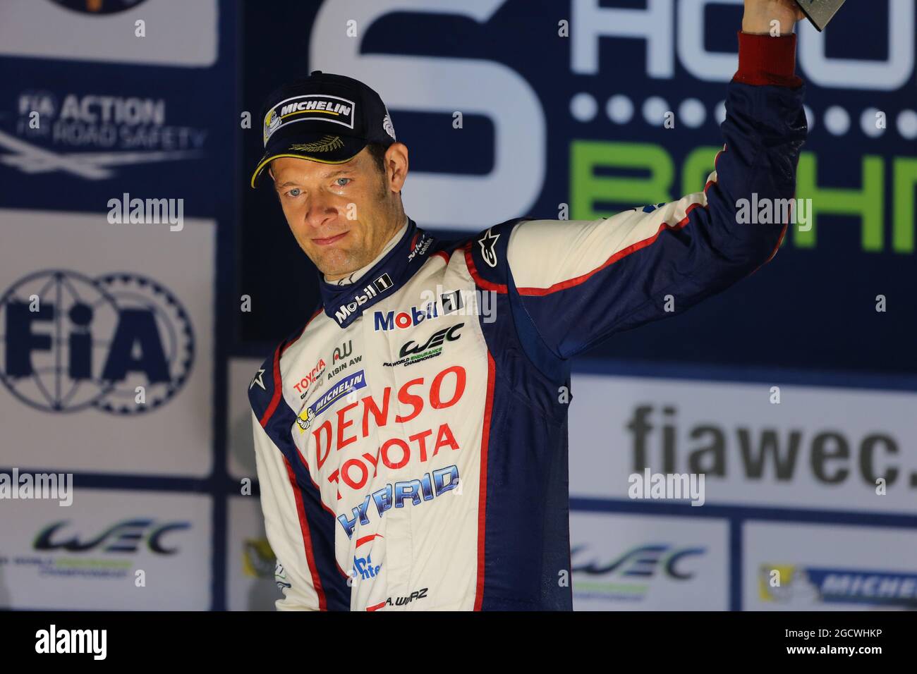 Dritter Platz Alexander Wurz (AUT) #02 Toyota Racing der Toyota TS040 Hybrid verlässt das Podium nach seinem letzten Rennen vor dem Ruhestand. FIA-Langstrecken-Weltmeisterschaft, Runde 8, Samstag, 21. November 2015. Sakhir, Bahrain. Stockfoto