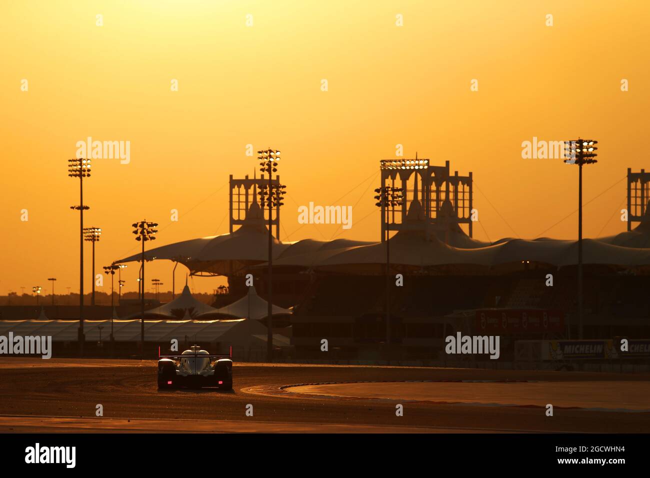 Bei schwachem Licht. FIA-Langstrecken-Weltmeisterschaft, Runde 8, Samstag, 21. November 2015. Sakhir, Bahrain. Stockfoto