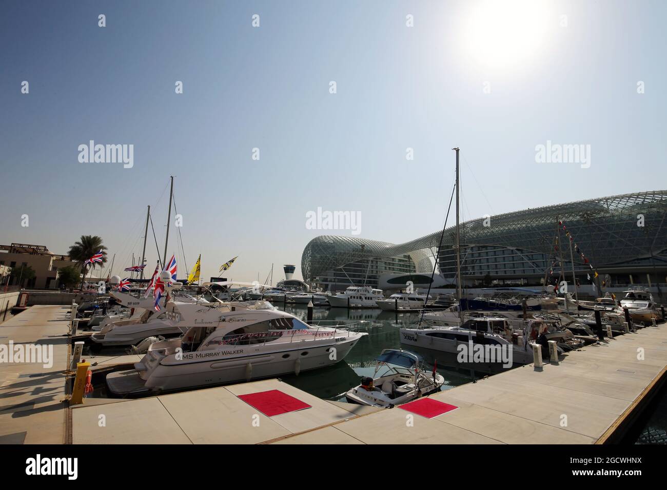 Die HMS Murray Walker mit anderen Booten im Hafen. Abu Dhabi Grand Prix, Donnerstag, 26. November 2015. Yas Marina Circuit, Abu Dhabi, VAE. Stockfoto