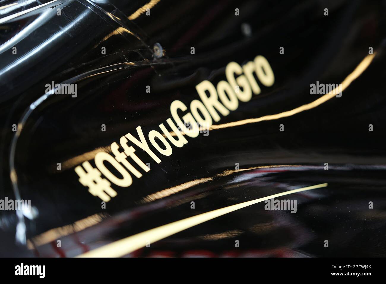 #OffYouGoRoGro Hashtag für Romain Grosjean (FRA) bei seinem letzten GP für das Lotus F1 Team. Abu Dhabi Grand Prix, Sonntag, 29. November 2015. Yas Marina Circuit, Abu Dhabi, VAE. Stockfoto