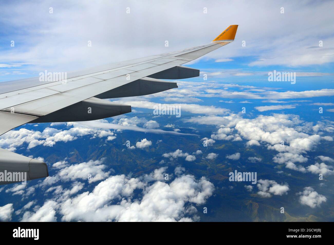 RIZAL, PHILIPPINEN - 24. NOVEMBER 2018: Luftaufnahme der philippinischen Provinz Rizal von der Fluggesellschaft Cebu Pacific. Flügelansicht der Philippinen. Stockfoto