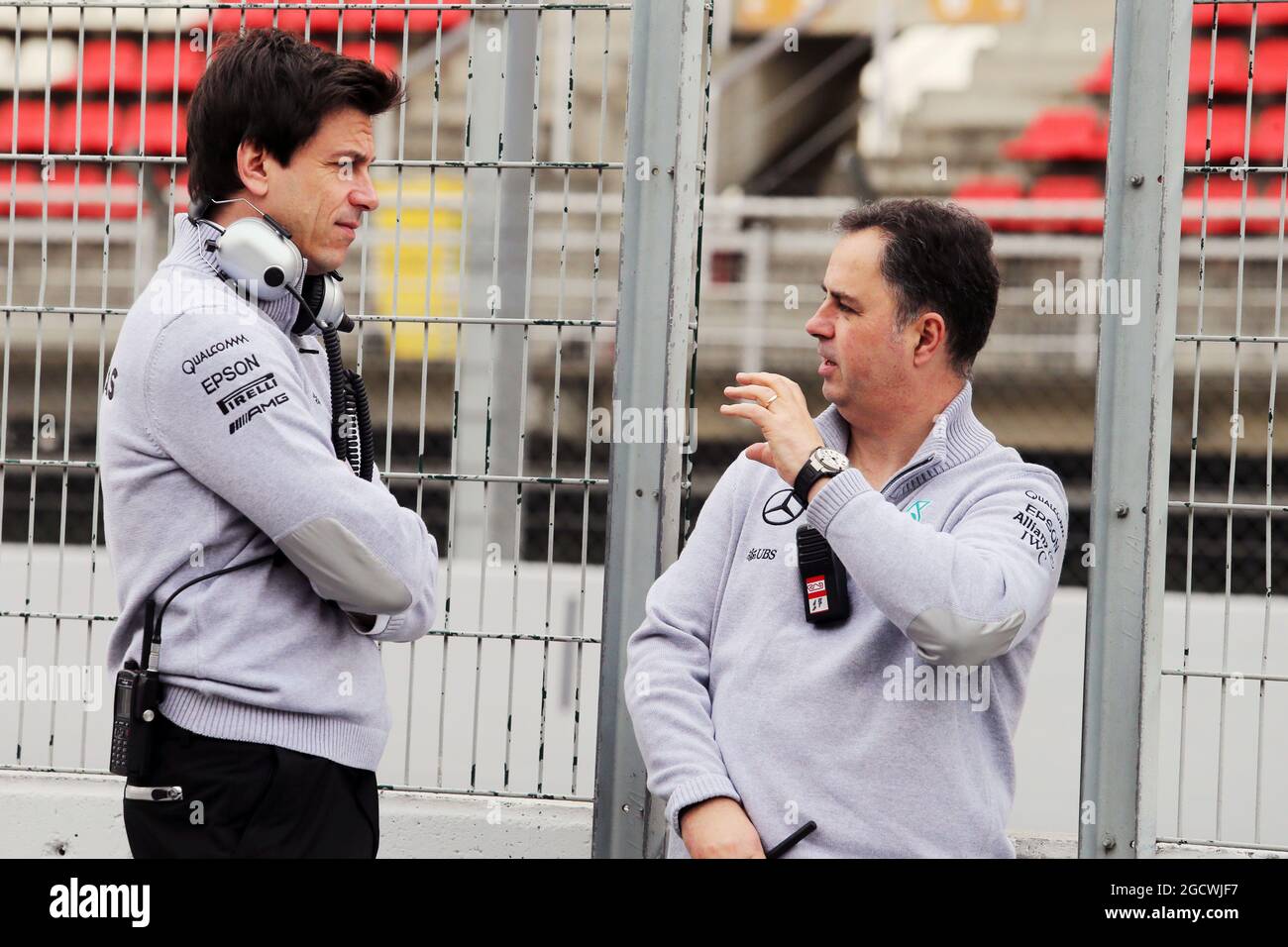 (L bis R): Toto Wolff (GER) Mercedes AMG F1 Aktionär und Executive Director mit Ron Meadows (GBR) Mercedes GP Team Manager. Formel-1-Tests, Tag 1, Montag, 22. Februar 2016. Barcelona, Spanien. Stockfoto