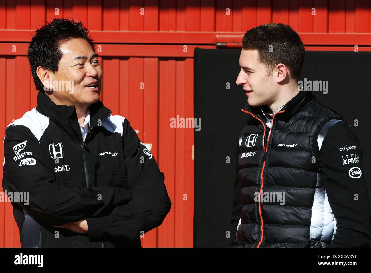 (L bis R): Yasuhisa Arai (JPN) Honda Motorsport Chief Officer mit Stoffel Vandoorne (Bel) McLaren Test- und Reservefahrer. Formel-1-Tests, Tag 4, Freitag, 4. März 2016. Barcelona, Spanien. Stockfoto