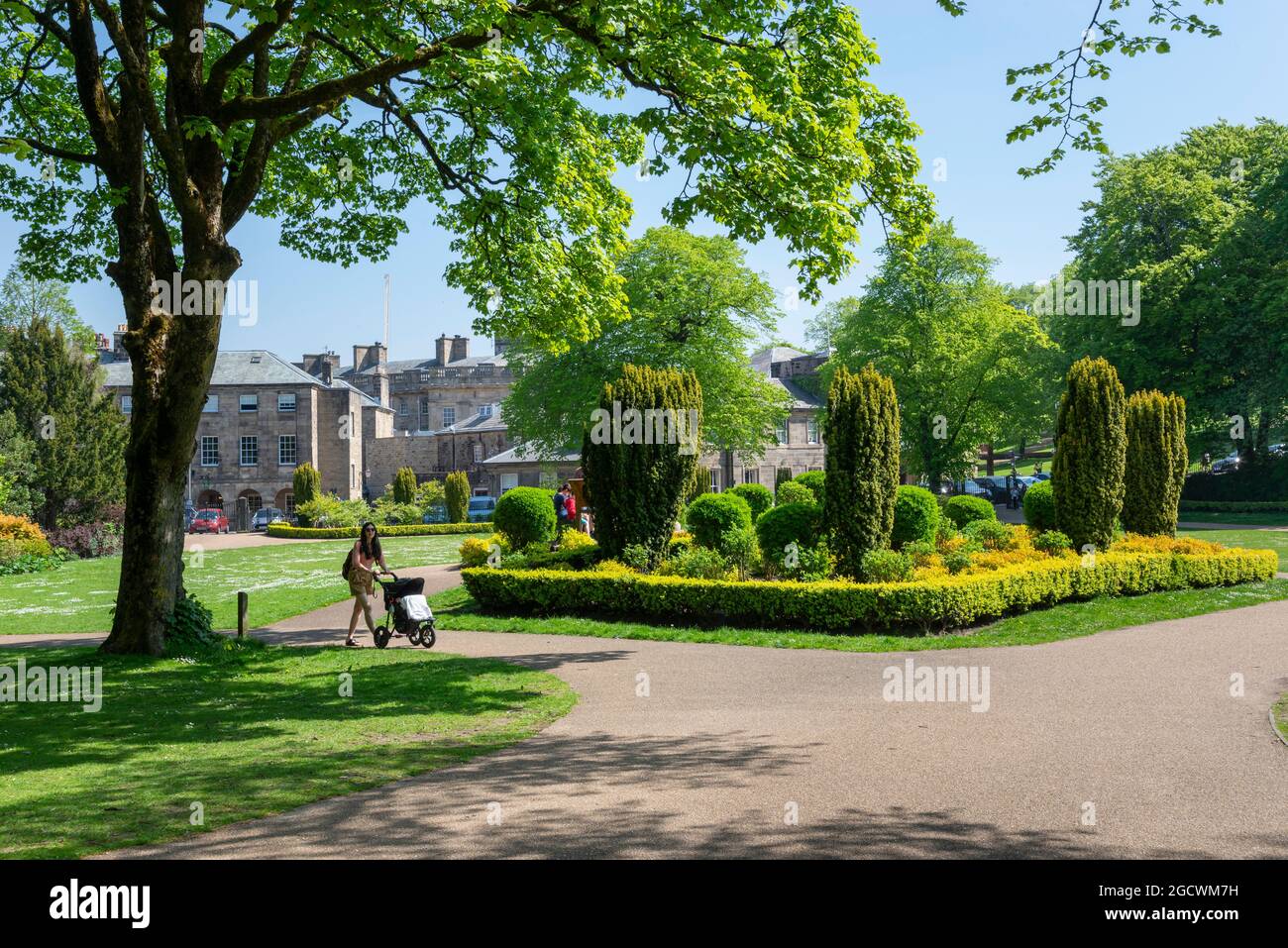 Der öffentliche Park Pavilion Gardens, Buxton, Derbyshire, England an einem sonnigen Tag im Frühsommer. Stockfoto
