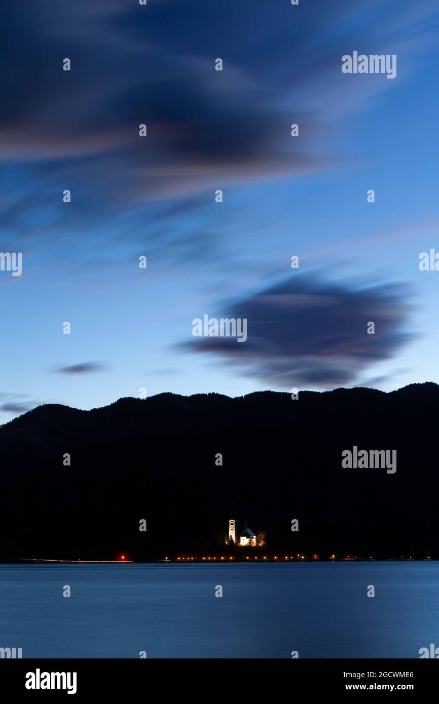 Bleder See (BLEJSKO JEZERO) in der Abenddämmerung mit der Wallfahrtskirche Mariä Himmelfahrt (CERKEV MARIJINEGA VNEBOVZETJA) Stockfoto