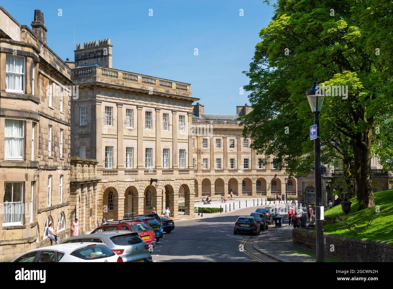 Der neu restaurierte Halbmond in Buxton, Derbyshire, England. Juni 2021. Stockfoto