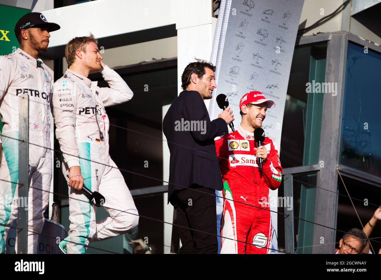 Das Podium (L bis R): Lewis Hamilton (GBR) Mercedes AMG F1, Zweiter; Nico Rosberg (GER) Mercedes AMG F1, Rennsieger; Mark Webber (AUS) Porsche Team WEC Driver / Channel 4 Presenter; Sebastian Vettel (GER) Ferrari, Dritter. Großer Preis von Australien, Sonntag, 20. März 2016. Albert Park, Melbourne, Australien. Stockfoto