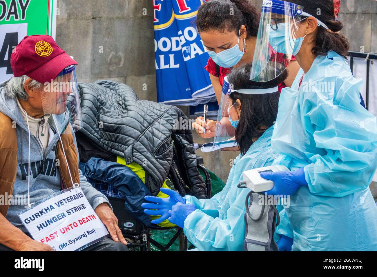 London, Großbritannien. 10th. August 2021. Krankenschwestern betreuen Herrn Gyanraj Rai, um während des Hungerstreiks sein medizinisches Wohlergehen zu gewährleisten. Britische Gurkha-Veteranen im Hungerstreik vor der Downing Street 10 fordern gleiche Rentenansprüche und Anerkennung von Boris Johnson in ihrem Dienst für Großbritannien. Stockfoto