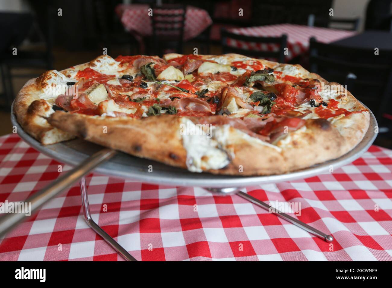 Pizza auf einem Tisch in einer Pizzeria Stockfoto