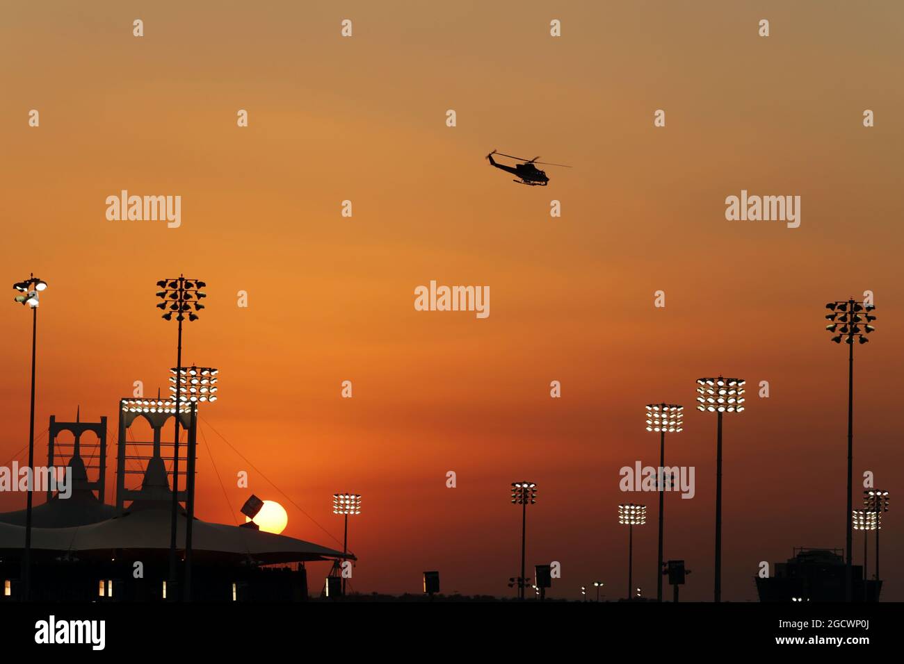 Die Sonne untergeht über der Strecke. Großer Preis von Bahrain, Samstag, 2. April 2016. Sakhir, Bahrain. Stockfoto