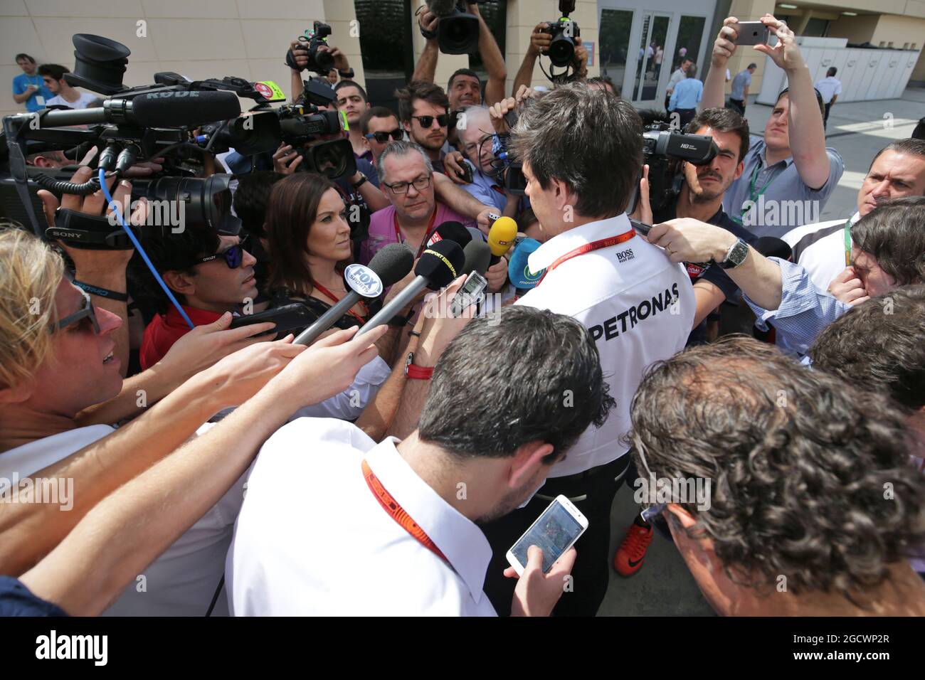 Toto Wolff (GER) Mercedes AMG F1 Aktionär und Geschäftsführer mit den Medien. Großer Preis von Bahrain, Sonntag, 3. April 2016. Sakhir, Bahrain. Stockfoto
