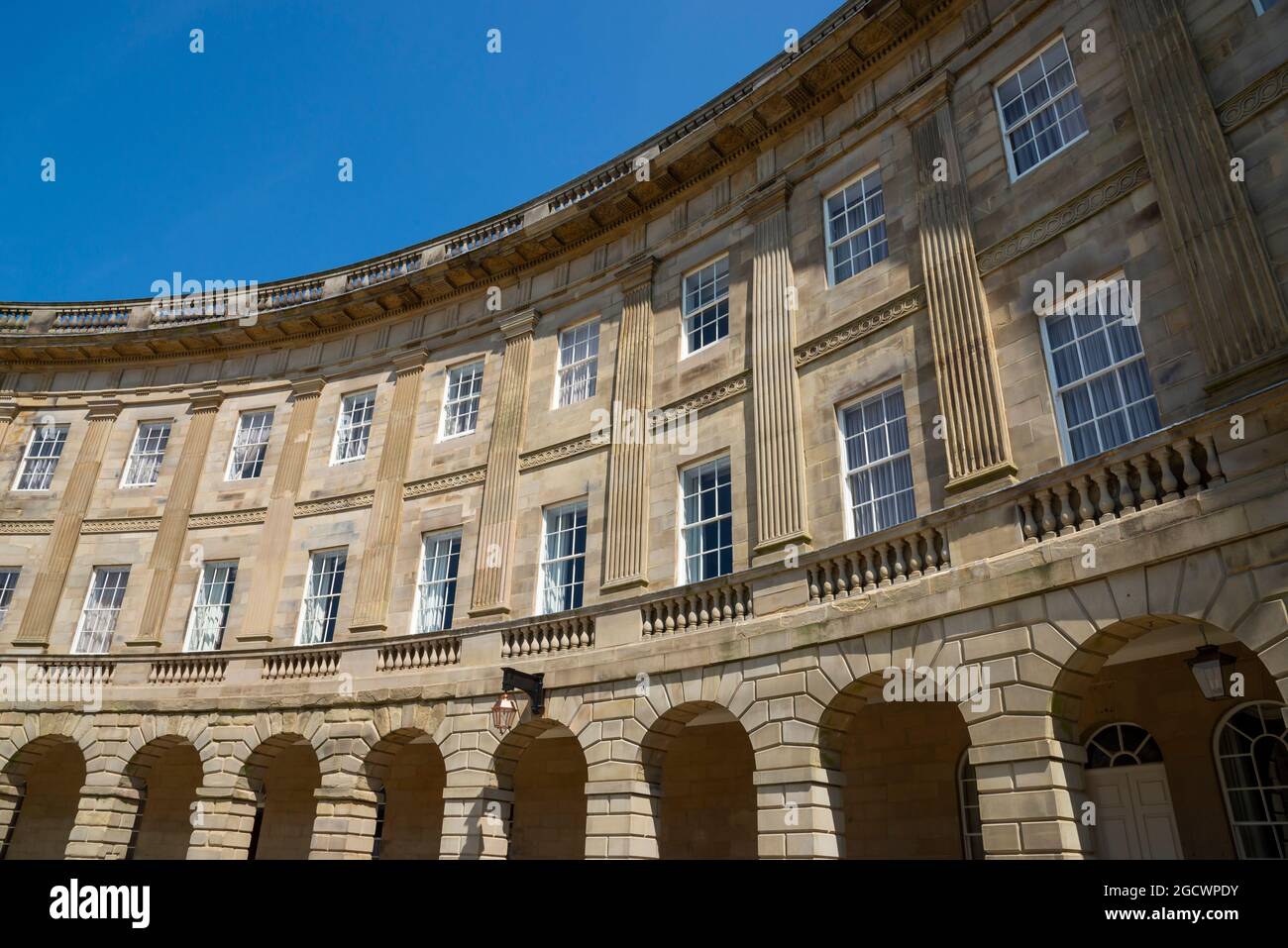 Der neu restaurierte Halbmond in Buxton, Derbyshire, England. Juni 2021. Stockfoto