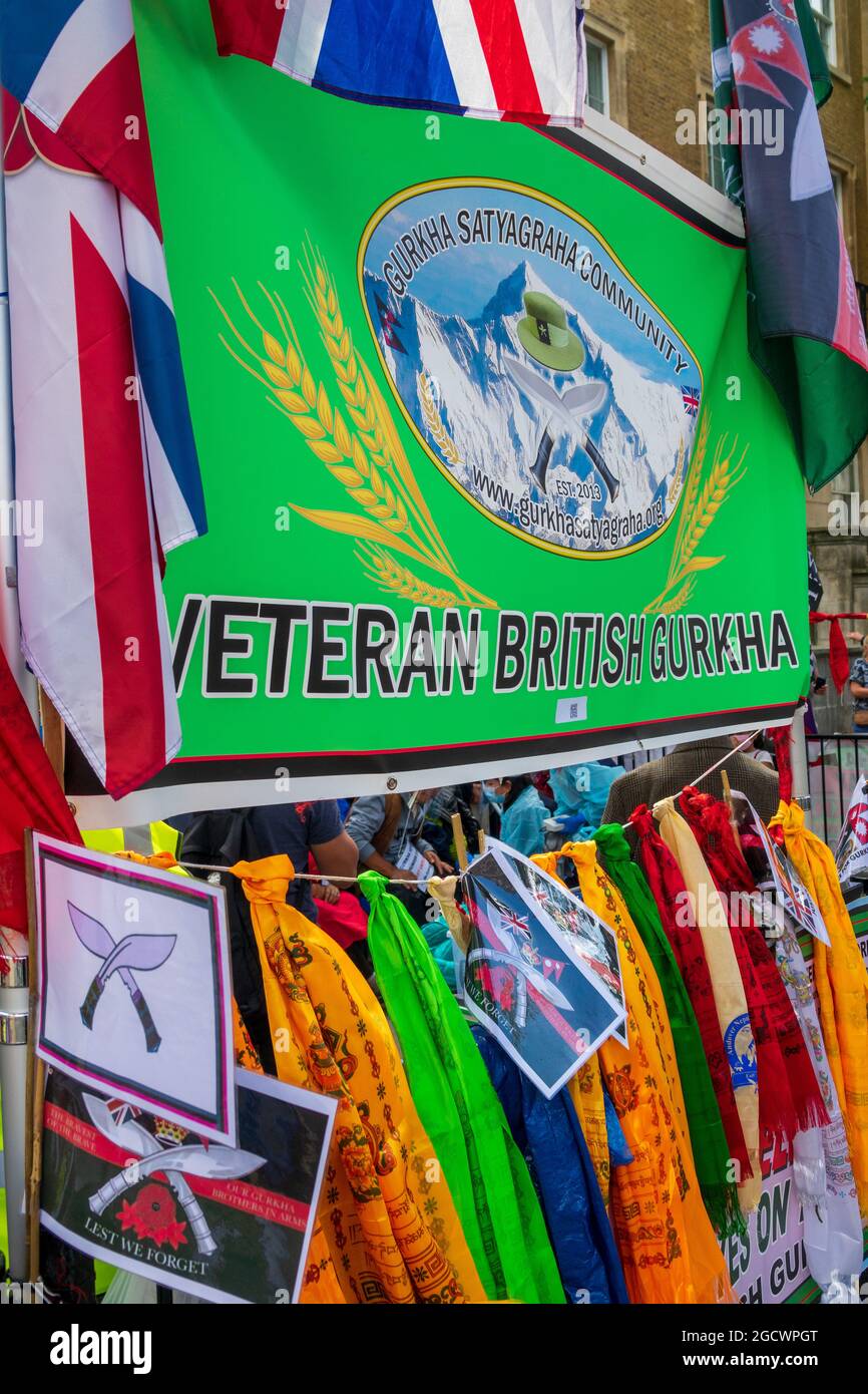 London, Großbritannien. 10th. August 2021. Krankenschwestern betreuen Herrn Gyanraj Rai, um während des Hungerstreiks sein medizinisches Wohlergehen zu gewährleisten. Britische Gurkha-Veteranen im Hungerstreik vor der Downing Street 10 fordern gleiche Rentenansprüche und Anerkennung von Boris Johnson in ihrem Dienst für Großbritannien. Stockfoto