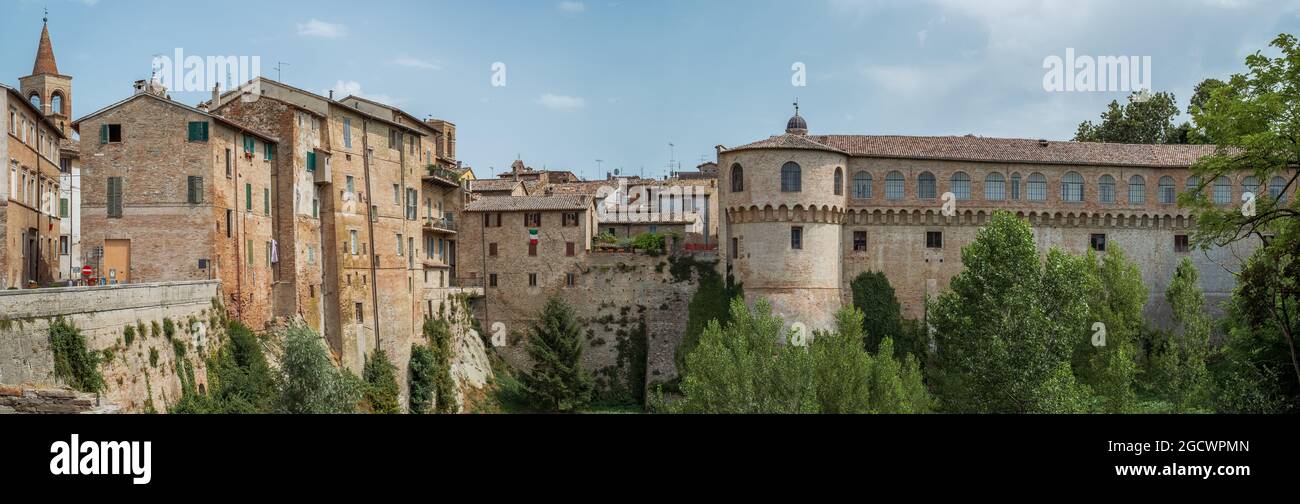 Häuser und der Herzogspalast von Urbania mit Blick auf den Fluss Metauro, die Provinz Pesaro und Urbino, Marken, Italien. Stockfoto