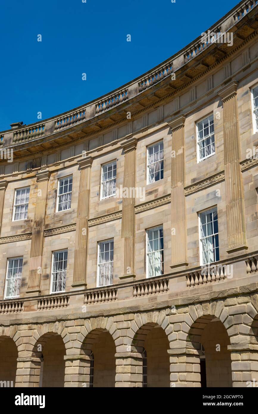 Der neu restaurierte Halbmond in Buxton, Derbyshire, England. Juni 2021. Stockfoto