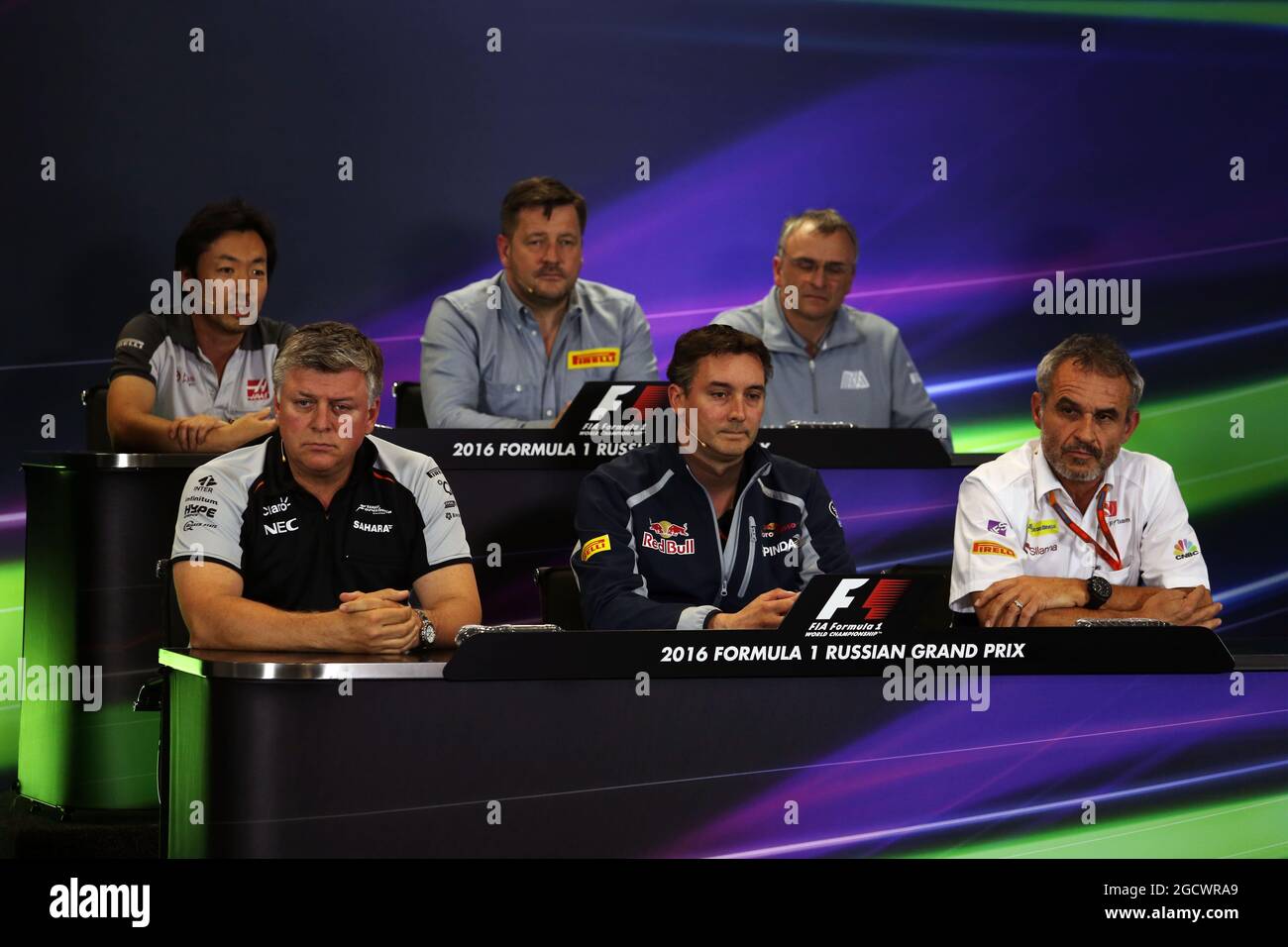 Die FIA-Pressekonferenz (von hinten (L bis R)): Ayao Komatsu (JPN) Haas F1 Team Race Engineer; Paul Hembery (GBR) Pirelli Motorsport Director; John McQuilliam (GBR) Manor Racing Technical Director; Otmar Szafnauer (USA) Sahara Force India F1 Chief Operated Officer; James Key (GBR) Scuderia Toro Rosso Technical Director; Schlagen Sie Zehnder (SUI) sauber F1 Team Manager. Großer Preis von Russland, Freitag, 29. April 2016. Sotschi Autodrom, Sotschi, Russland. Stockfoto
