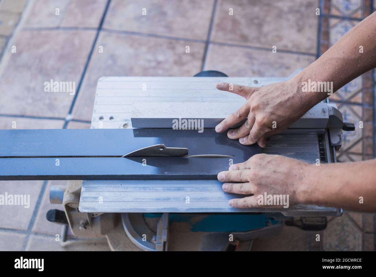 Mann schneidet ein Möbelstück mit einer elektrischen Scheibe ohne Schutz Stockfoto