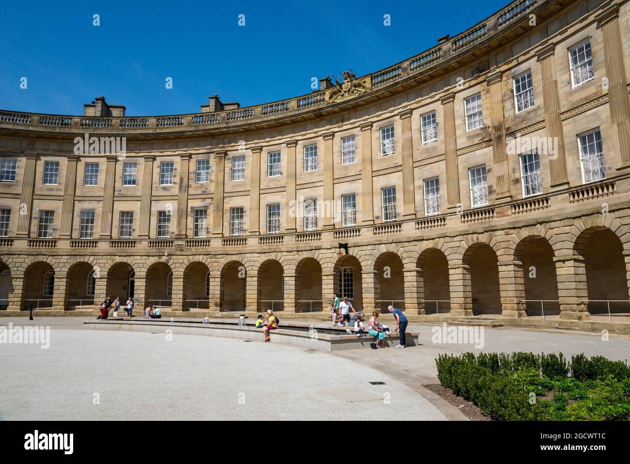 Der neu restaurierte Halbmond in Buxton, Derbyshire, England. Juni 2021. Stockfoto