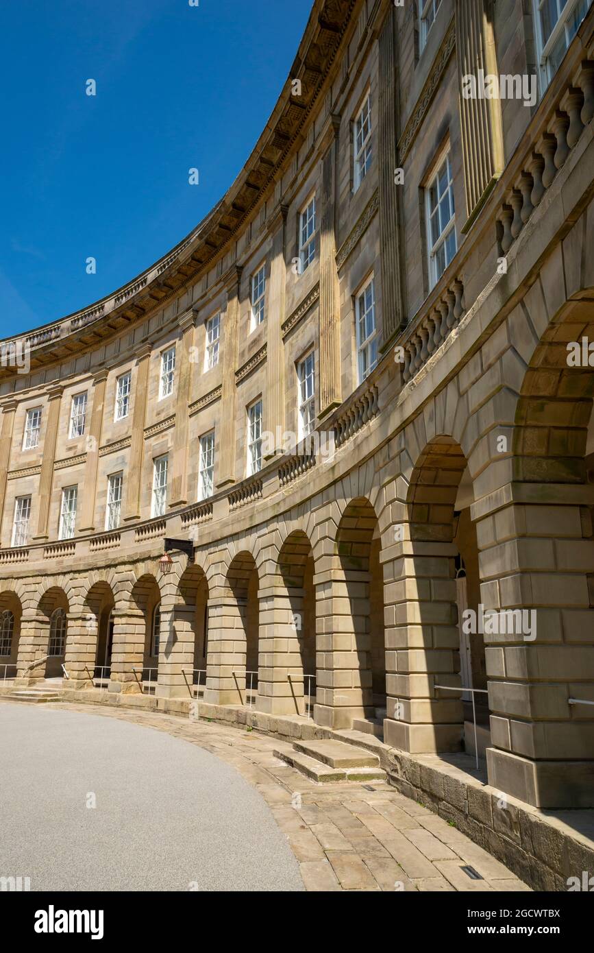 Der neu restaurierte Halbmond in Buxton, Derbyshire, England. Juni 2021. Stockfoto